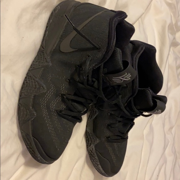 Basketball shoes - Picture 1 of 3